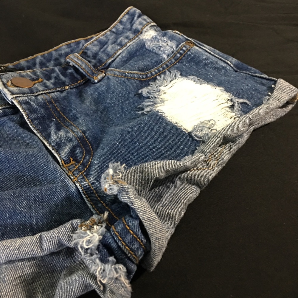 SALE! 3/10$ F21 Distressed Denim Jean Shorts - Picture 2 of 6